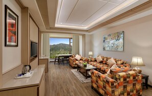 프레지덴셜 스위트 | 거실 공간 | 케이블 채널 시청이 가능한 42인치 평면 TV, TV