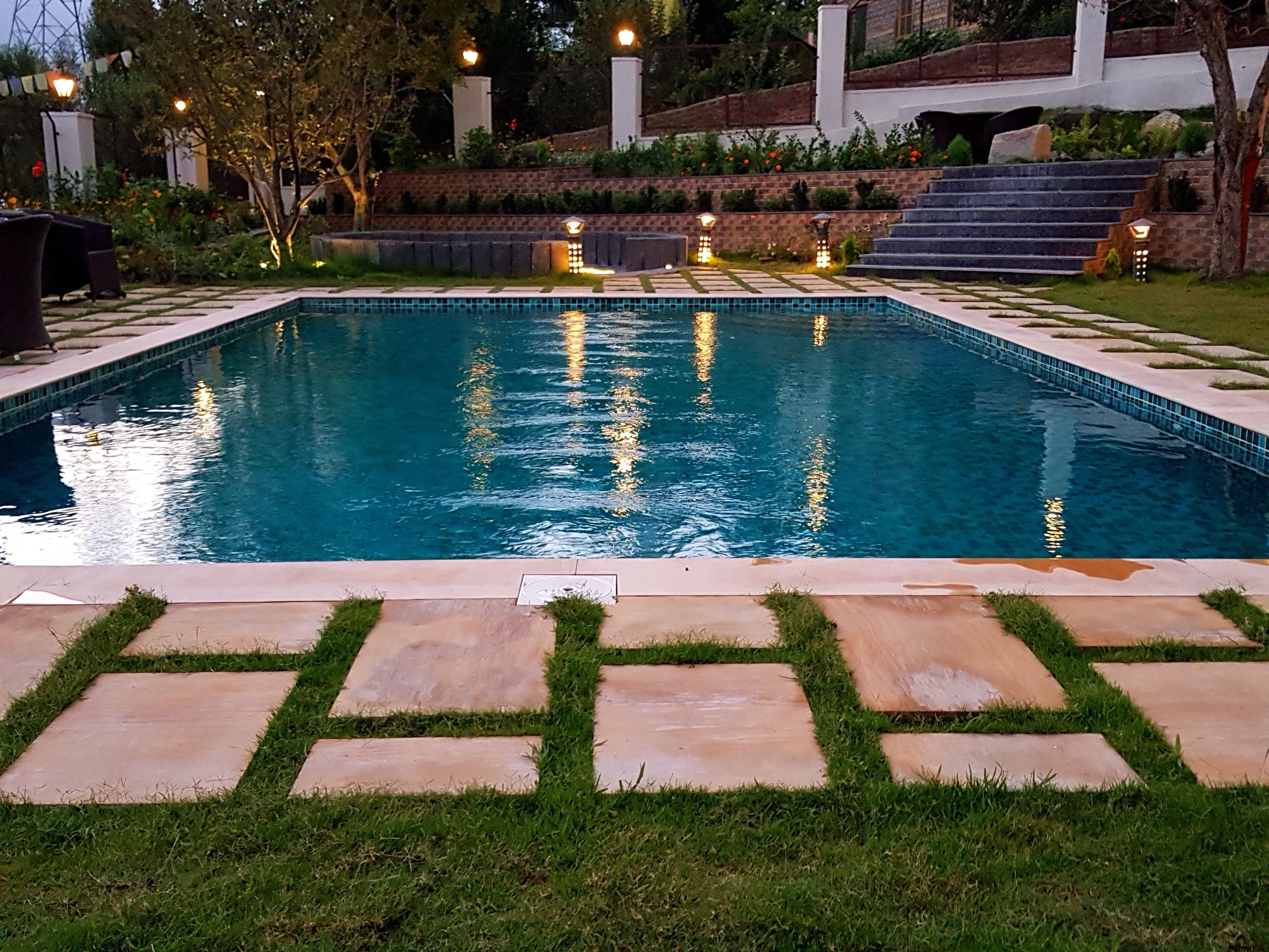 室外游泳池，池畔遮阳伞，日光浴躺椅