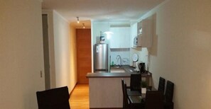 Apartamento estándar, 2 habitaciones | Zona de estar | Una televisión