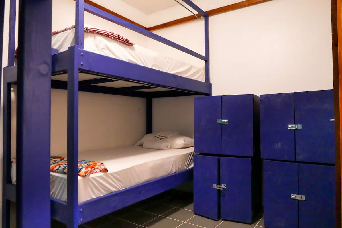 Dormitorio compartido estándar | Tabla de planchar con plancha, wifi gratis, ropa de cama