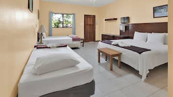 Tabla de planchar con plancha, wifi gratis y ropa de cama