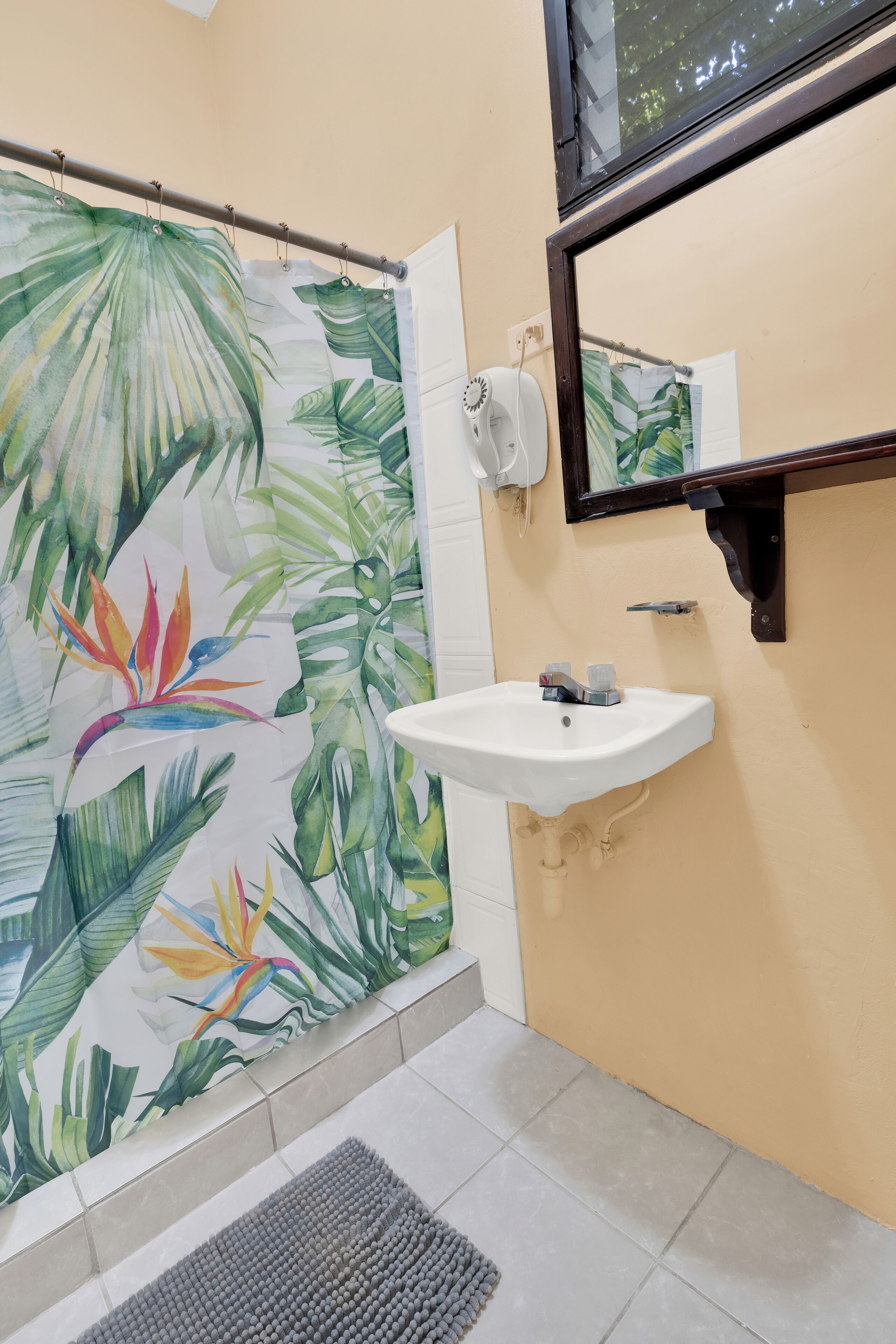 family room, multiple beds | bathroom | shower, free toiletries, towels