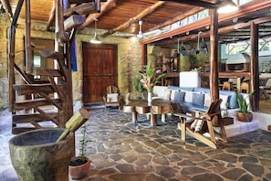 Lobby sitting area - Havana Lodge (Cóbano)