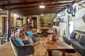 Lobby sitting area - Havana Lodge (Cóbano)