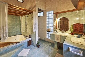 Honeymoon Suite, 1 Queen Bed | Bathroom