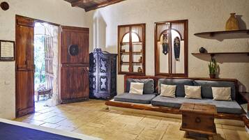 Royal Suite | Minibar, in-room safe, desk, soundproofing