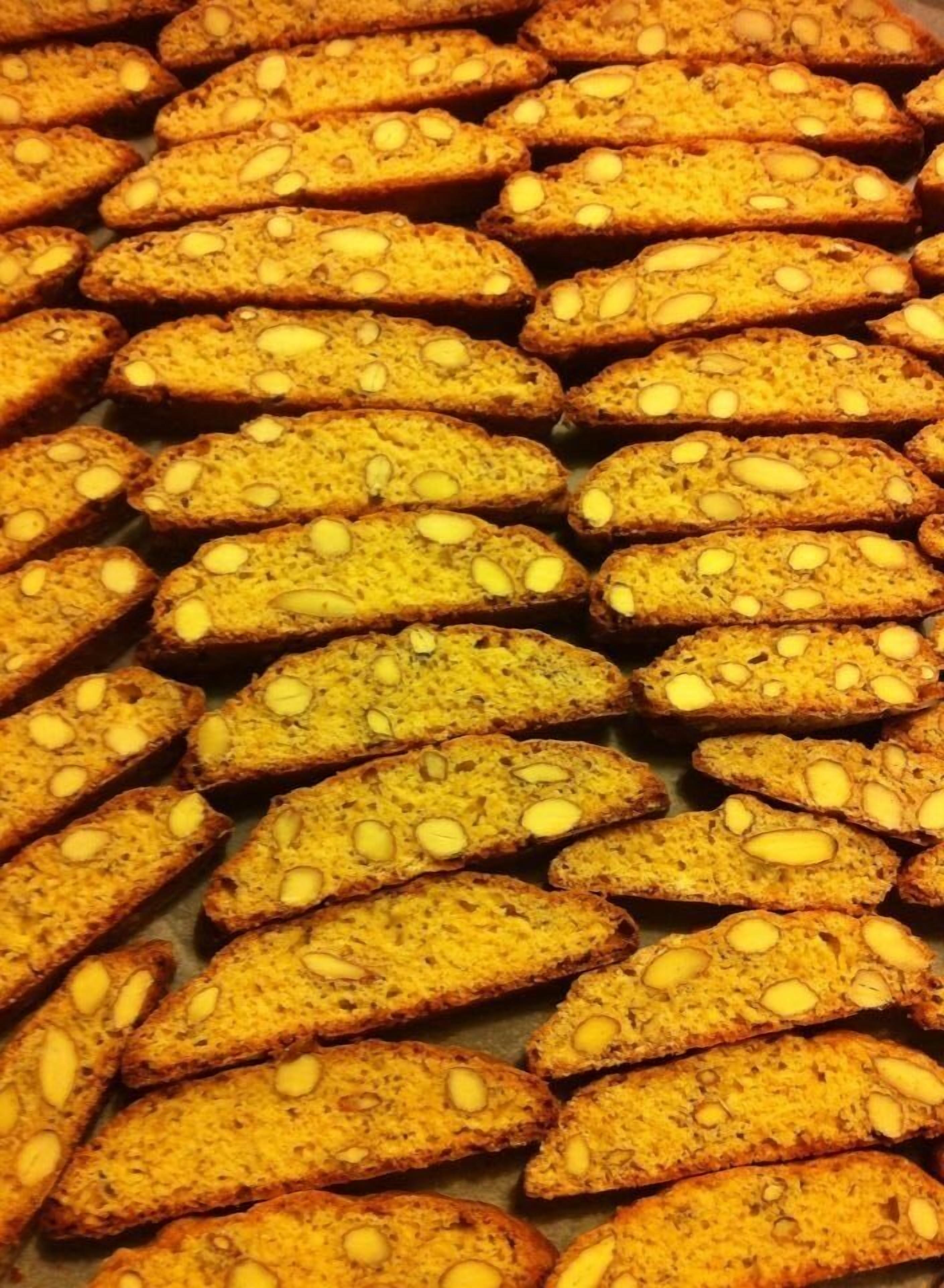 Une assiette de tranches de pain garnies d'amandes.