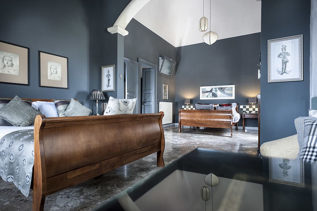 Suite, balkon | Seprai premium, minibar, dan brankas