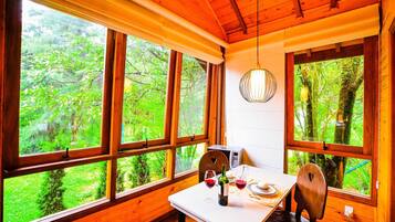 Chale Jack Sparrow com Hidro | Premium bedding, minibar, in-room safe, desk