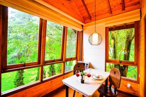 Ropa de cama de alta calidad y minibar 