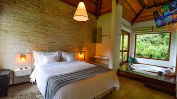 Chale Prime com Hidro e Varanda 37m | Premium bedding, minibar, in-room safe, desk