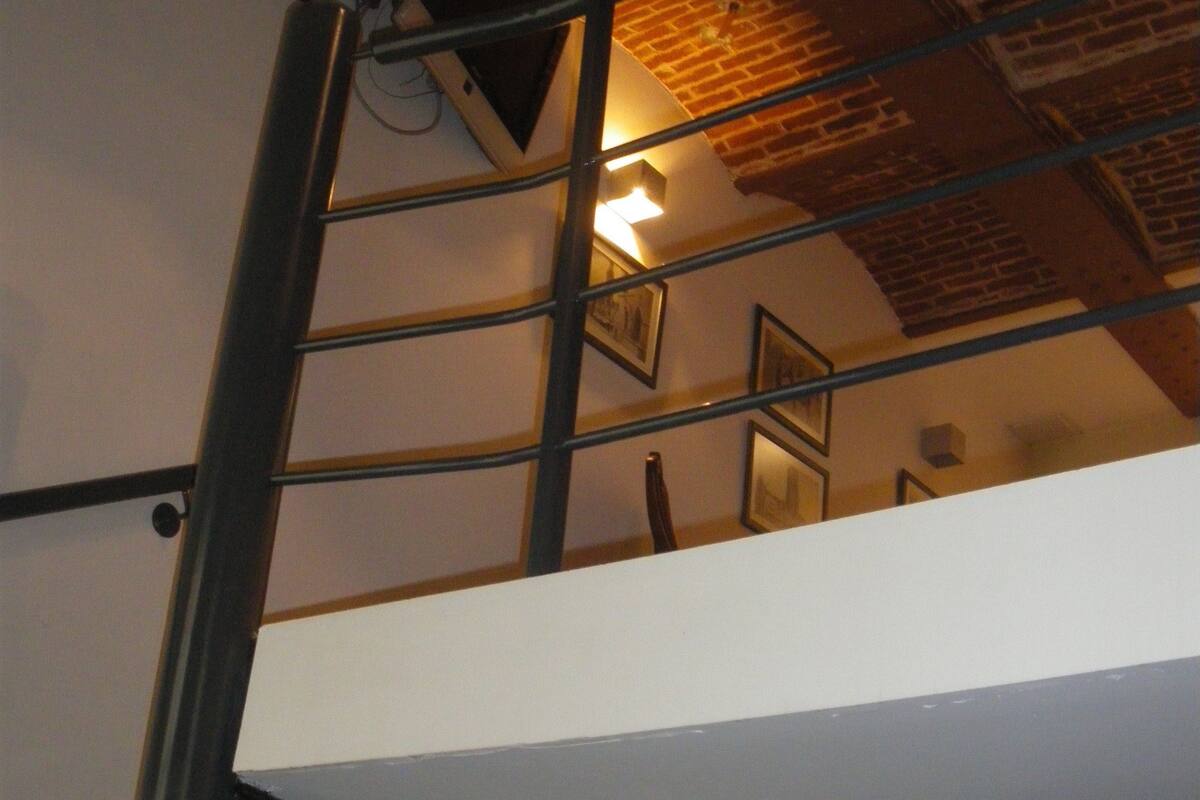 Nhà Duplex | Bàn, màn/rèm cản sáng, phòng cách âm, bàn ủi/dụng cụ ủi quần áo 