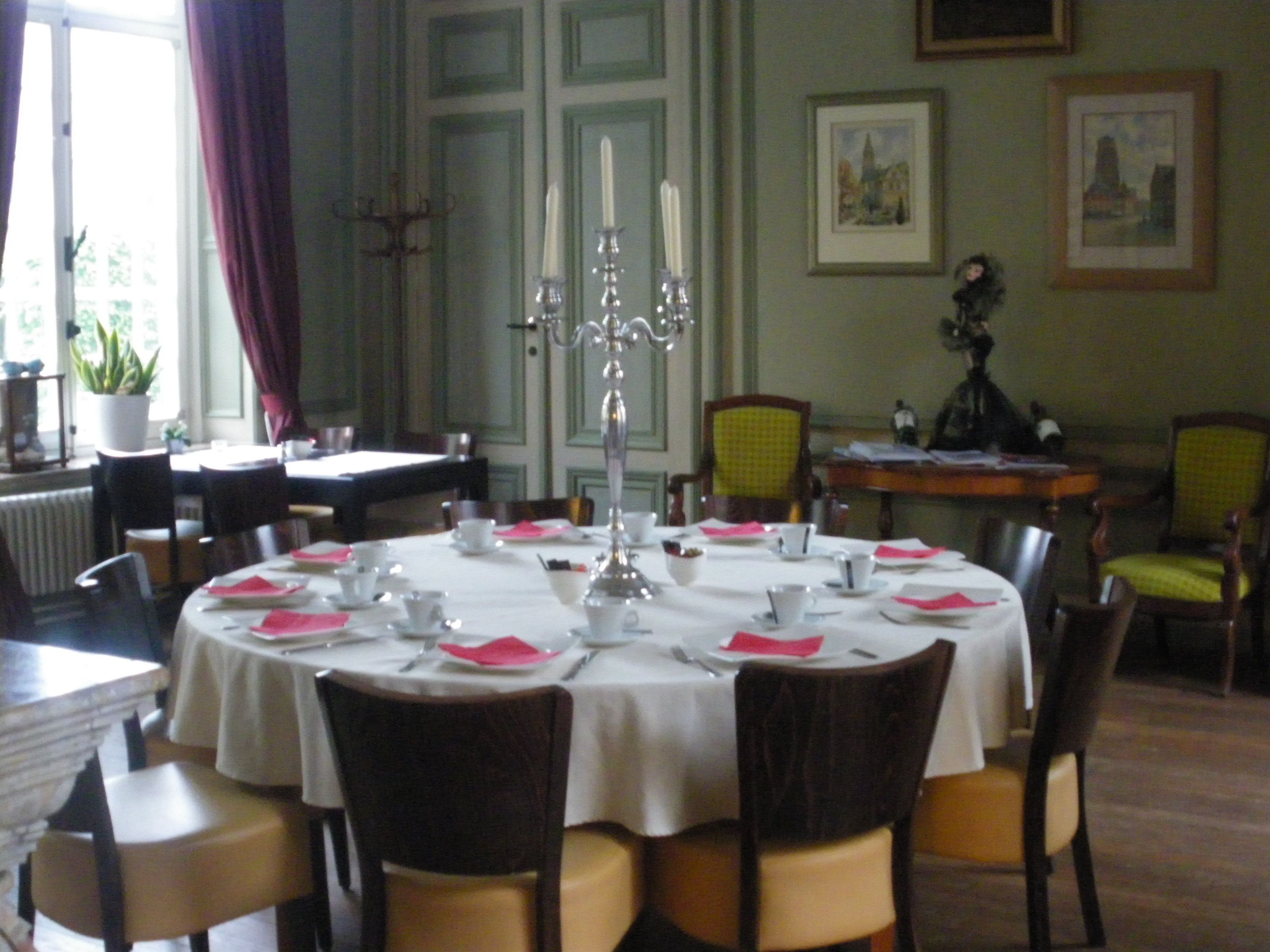 breakfast, lunch and dinner served