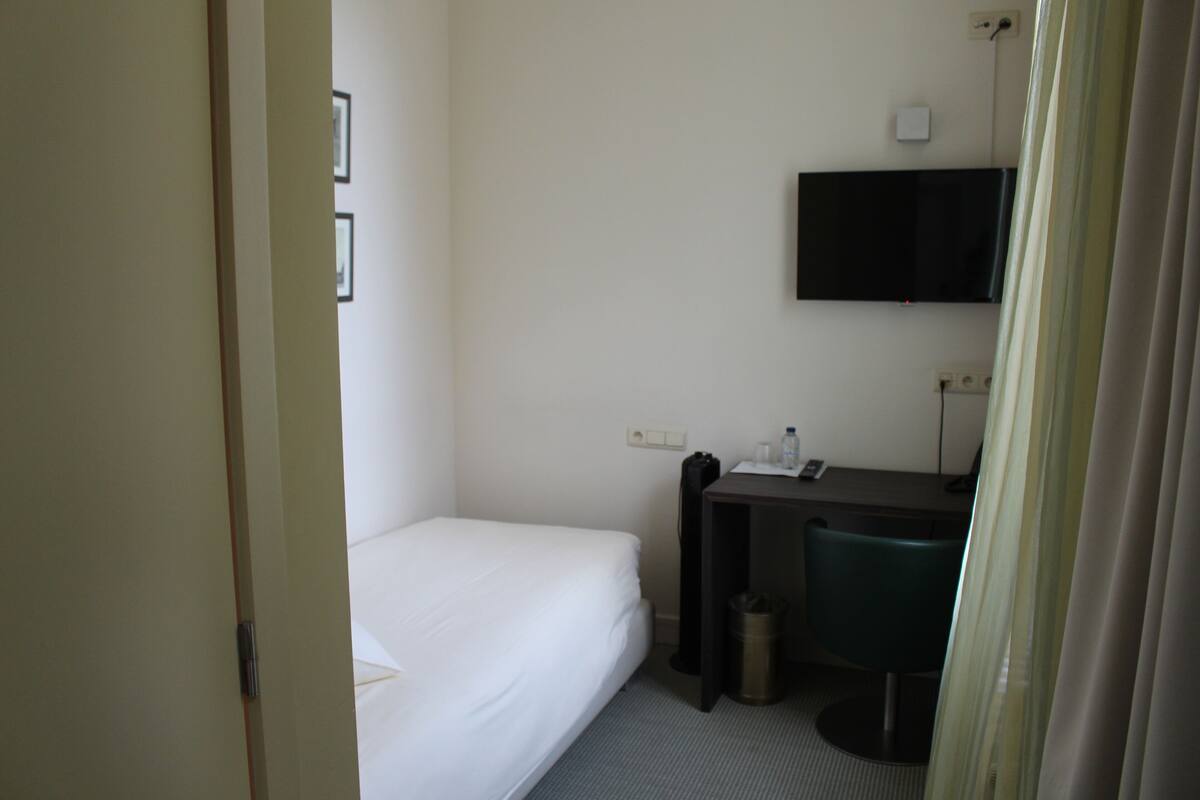 Single budget (1 one-person bed) | Bàn, màn/rèm cản sáng, phòng cách âm, bàn ủi/dụng cụ ủi quần áo 