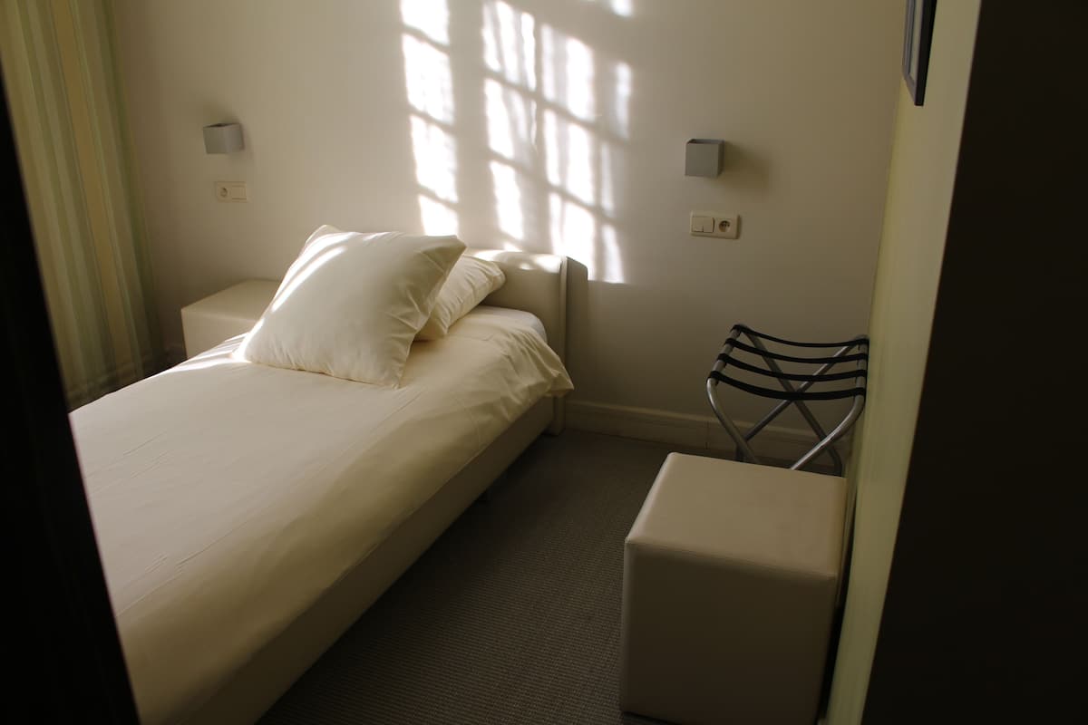 Single room (1 one-person bed) | Bàn, màn/rèm cản sáng, phòng cách âm, bàn ủi/dụng cụ ủi quần áo 