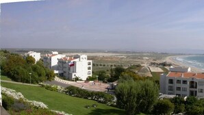A coastal hotel with a pool, surrounded by greenery and a view of the sea. - Puerto Velero Andrea Meza 2 (Coquimbo)