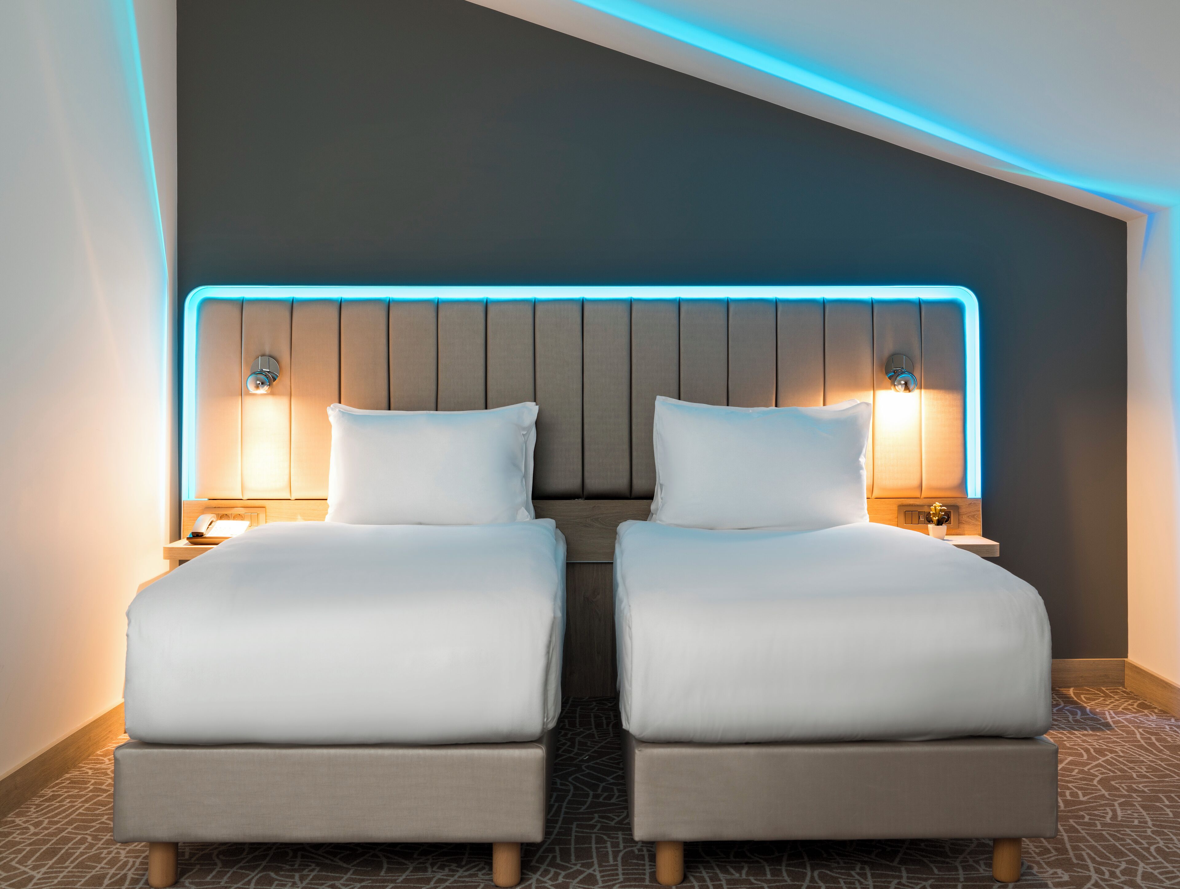 Ropa de cama de alta calidad, edredones de plumas, minibar y caja fuerte