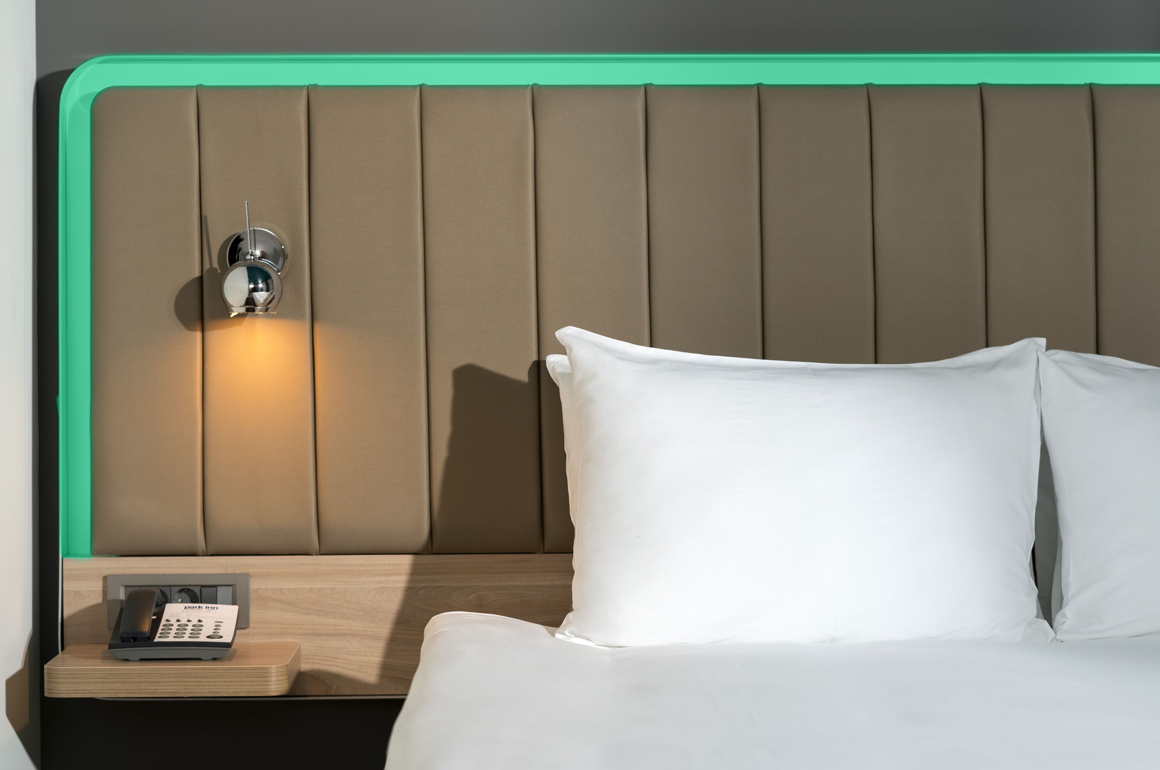 Ropa de cama de alta calidad, edredones de plumas, minibar y caja fuerte