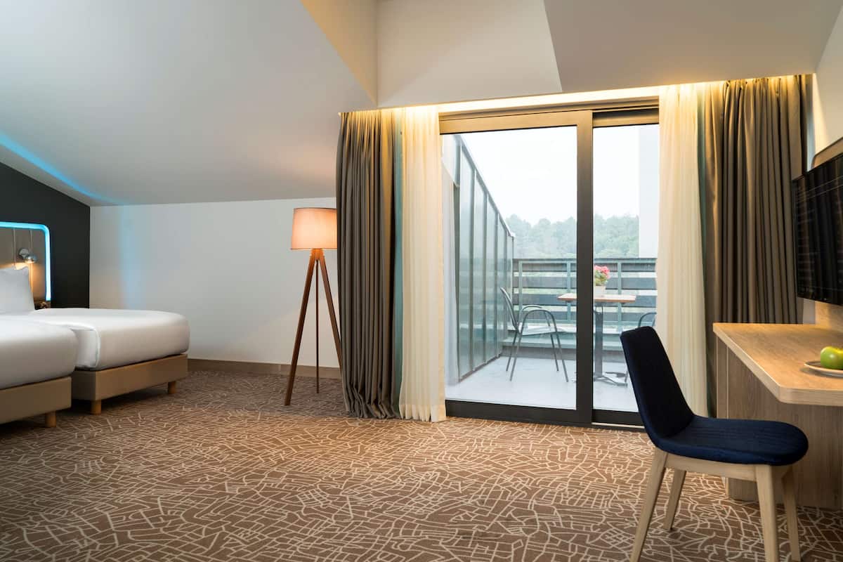 Suite, terras (Forest View) | Luxe beddengoed, donsdekens, een minibar, een kluis op de kamer