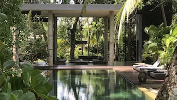 Kolam renang outdoor, dengan kursi berjemur