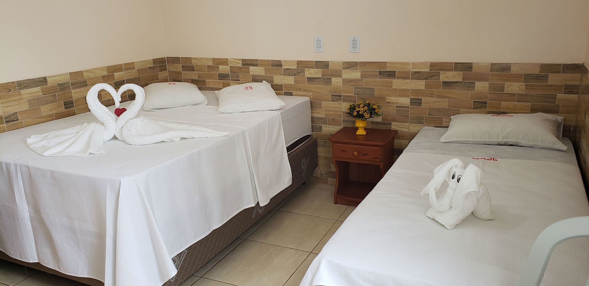 Minibar, escritorio, cortinas blackout y tabla de planchar con plancha 