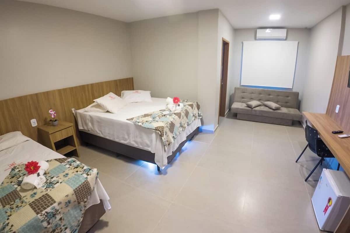 開放式套房 | 迷你吧、書桌、遮光布/窗簾、熨斗/熨衣板