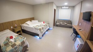 開放式套房 | 迷你吧、書桌、遮光布/窗簾、熨斗/熨衣板