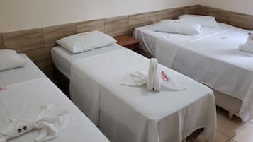Quarto triplo standard, 3 camas de solteiro | Frigobar, escrivaninha, cortinas blackout, ferros/tábuas de passar roupa