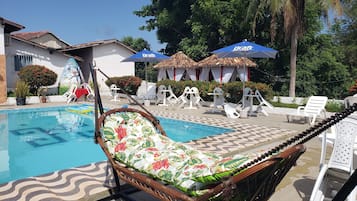 Piscine extérieure, chaises longues