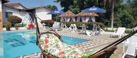 Piscine extérieure, chaises longues