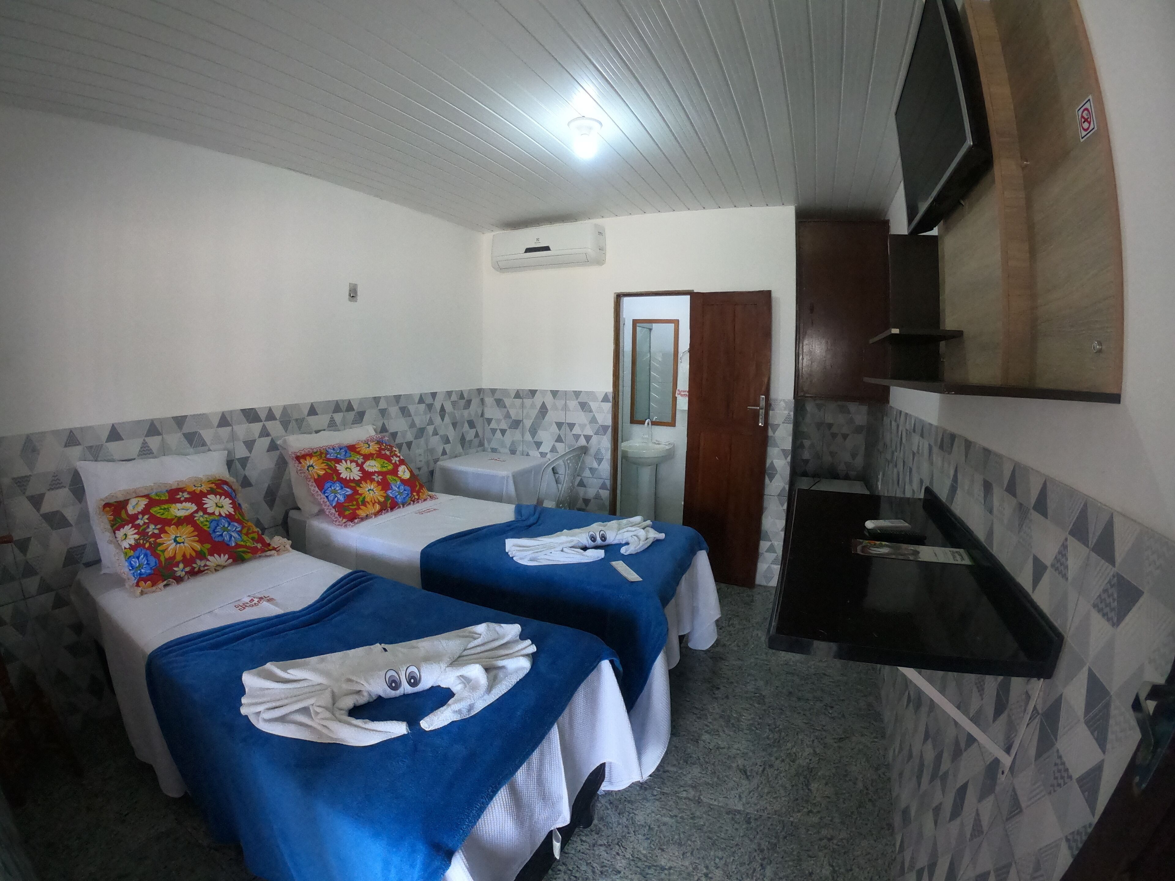 Minibar, escritorio, cortinas blackout y tabla de planchar con plancha 