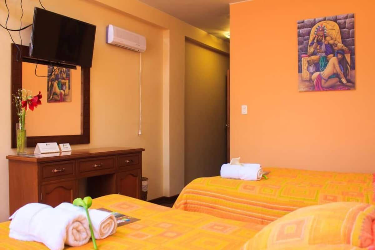 Chambre Double Standard, plusieurs lits | Coffres-forts dans les chambres, bureau, Wi-Fi gratuit