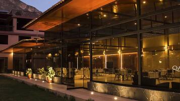 Petit déjeuner, déjeuner et dßner servis sur place, vue sur le jardin