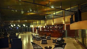 Aamiainen ja lounas; paikallinen keittiö, näkymät puutarhaan