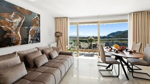 Leilighet – deluxe | Oppholdsområde | Flatskjerm-TV