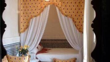 Decoración individual, mobiliario individual, cortinas opacas