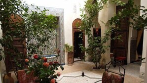 فطور من الأطباق المحلية مجانًا يوميًا