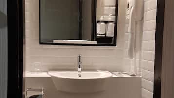 Dusche, kostenlose Toilettenartikel, Haartrockner, Handtücher