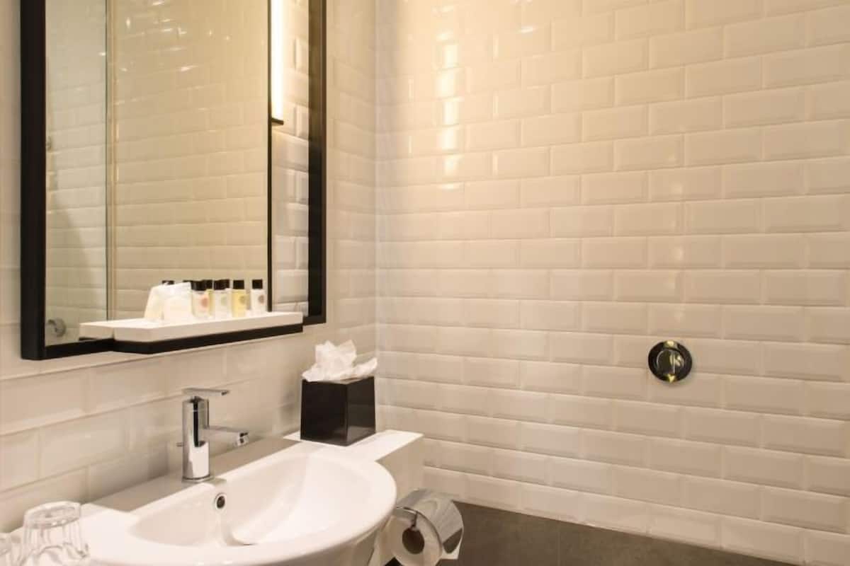 Suihku, ilmaiset hygieniatuotteet, hiustenkuivaaja, pyyhkeet