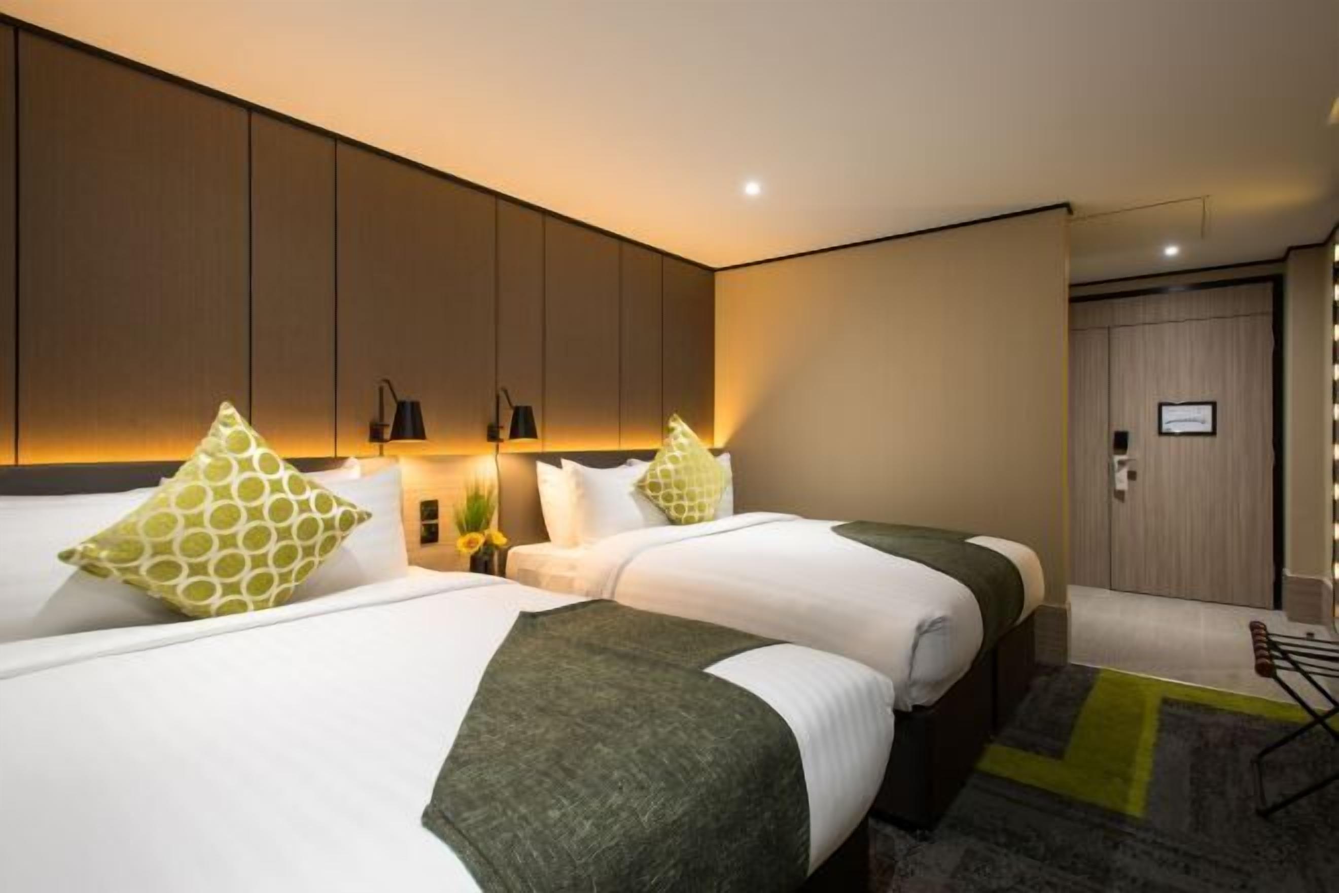 Desk, soundproofing, free WiFi, bed sheets