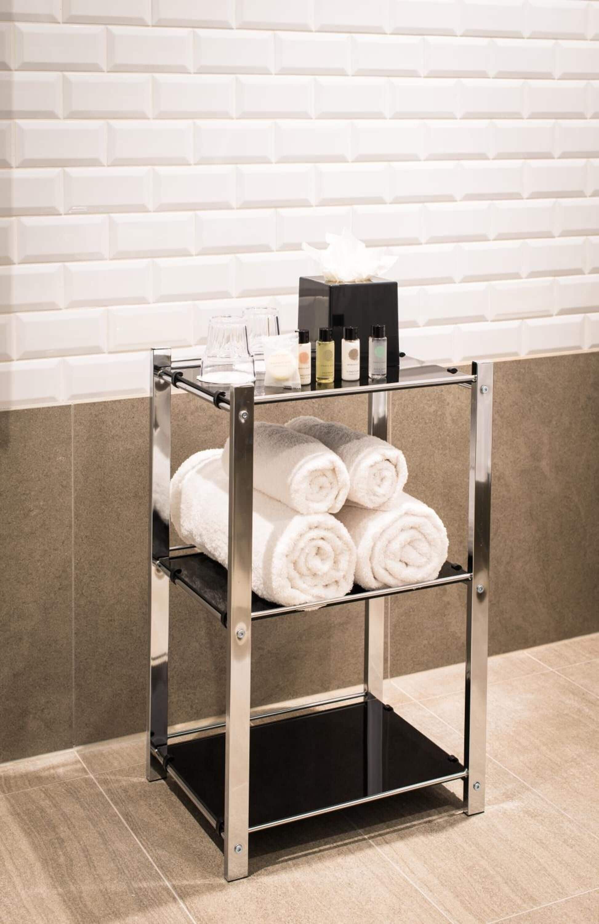 single room (solo plus) | bathroom | shower, free toiletries, hair dryer, towels