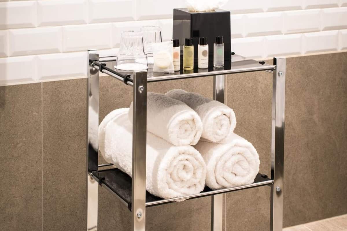 single room (solo plus) | bathroom | shower, free toiletries, hair dryer, towels
