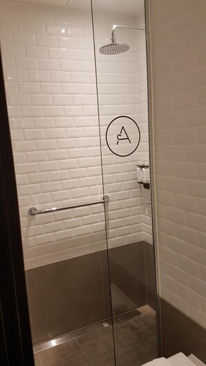 Shower, free toiletries, hair dryer, towels - Aerotel London Heathrow Airport Terminal 2-3 (Hounslow)