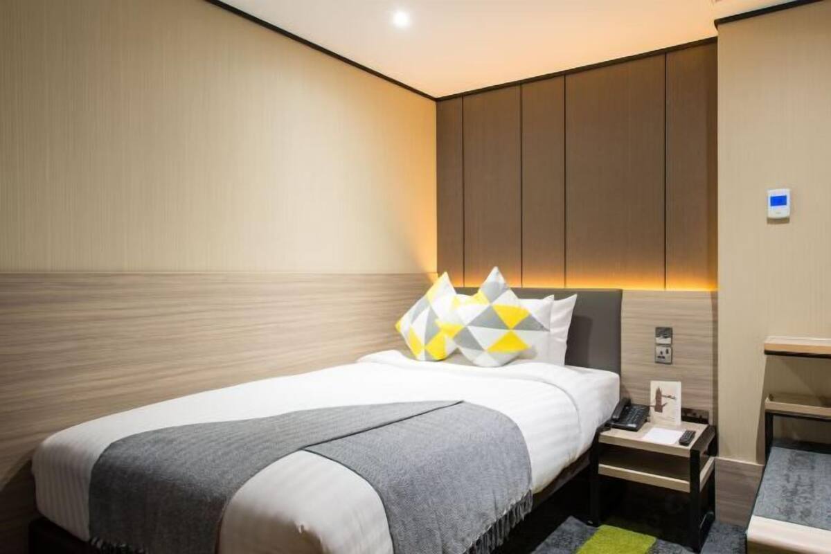 Desk, soundproofing, WiFi (free), bed sheets