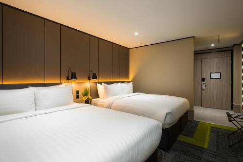 Desk, soundproofing, free WiFi, bed sheets