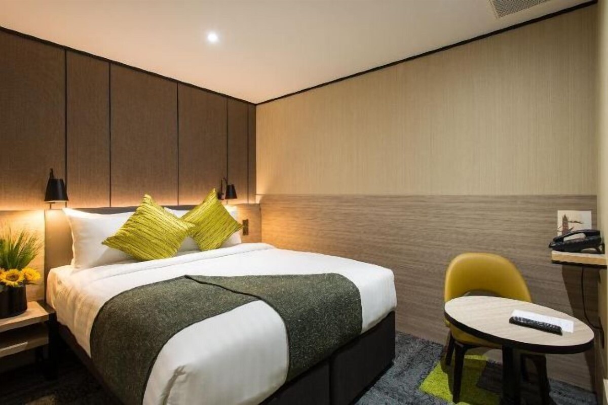 Hypo-allergenic bedding, soundproofing, free WiFi, bed sheets