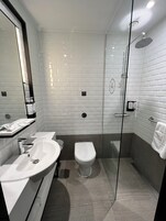 Ducha, artículos de tocador gratuitos, secador de pelo, toallas