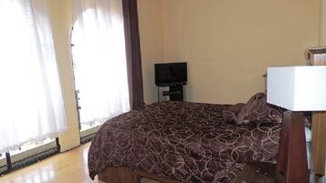 Apartment, 3 Bedrooms | 3 bedrooms, desk, iron/ironing board, free WiFi