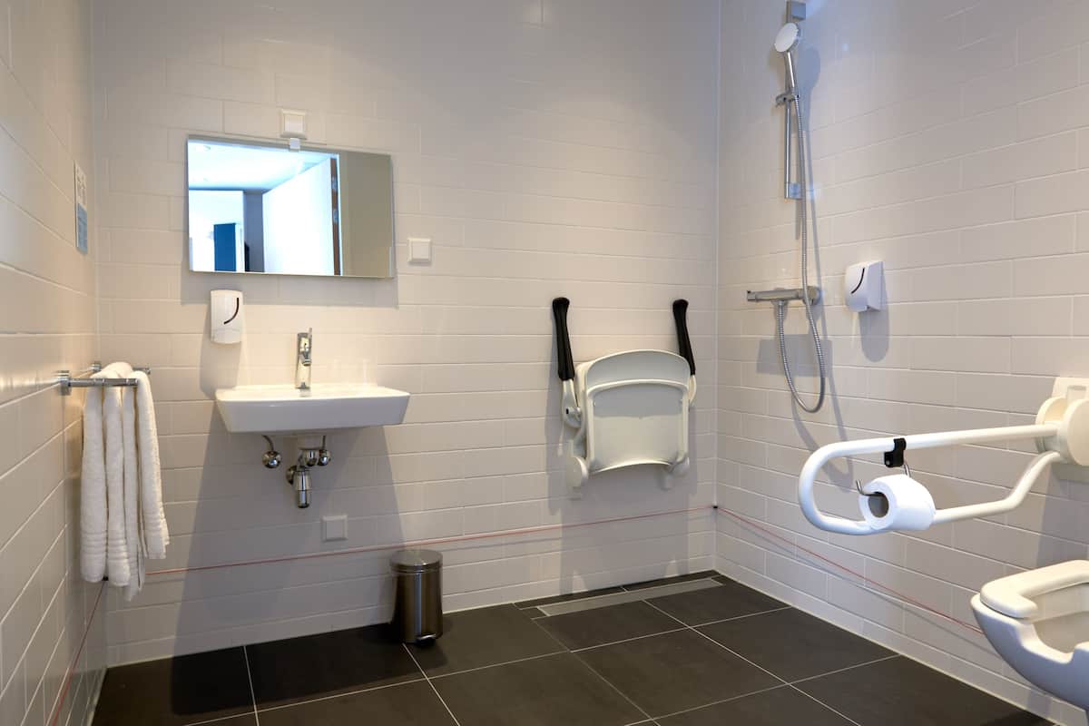 Standard-huone, 1 parisänky, esteetön (Free Breakfast) | Ylelliset vuodevaatteet, tallelokero huoneessa, työpöytä, pimennysverhot