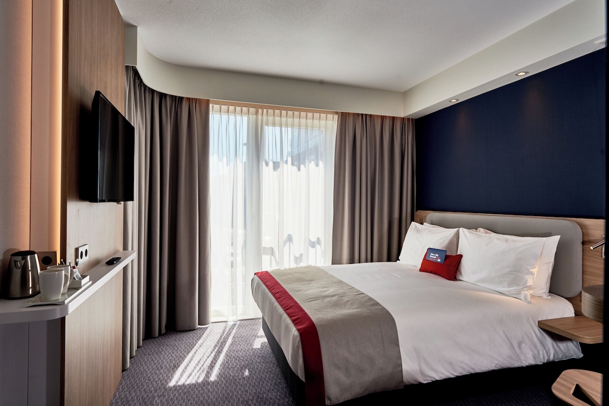 Premium bedding, in-room safe, desk, blackout drapes